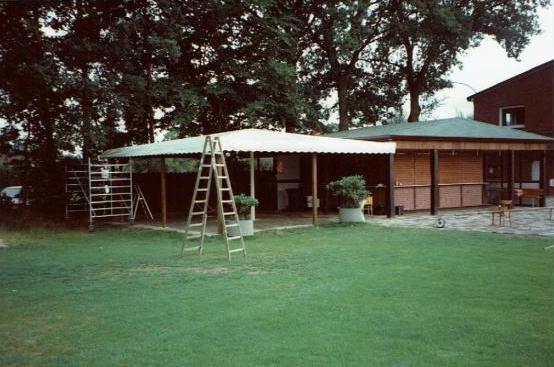 Bau eines Zeltdaches am Pavillon
